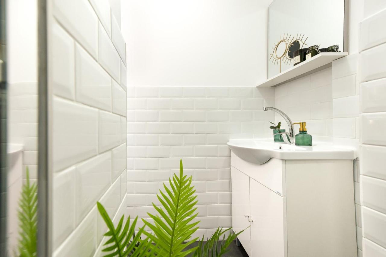 Cozy 1Br Escape - Apartment With Charming Balcony Near Universitate Бухарест Экстерьер фото