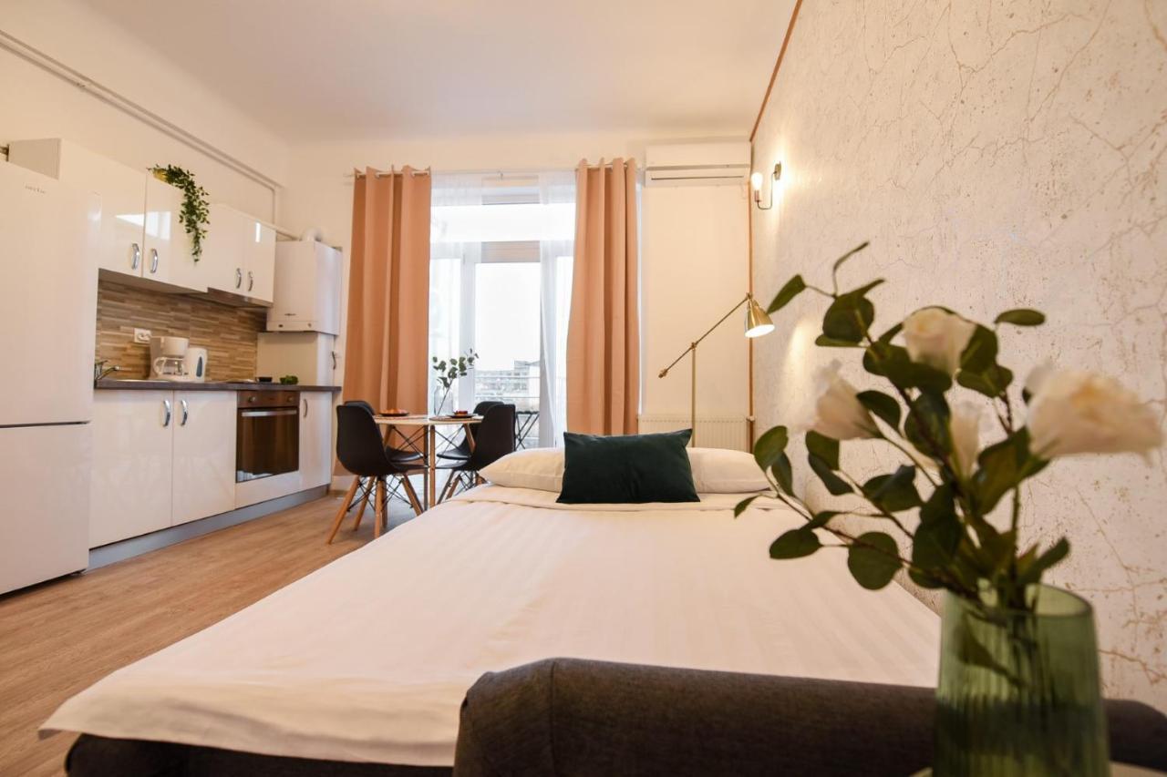 Cozy 1Br Escape - Apartment With Charming Balcony Near Universitate Бухарест Экстерьер фото