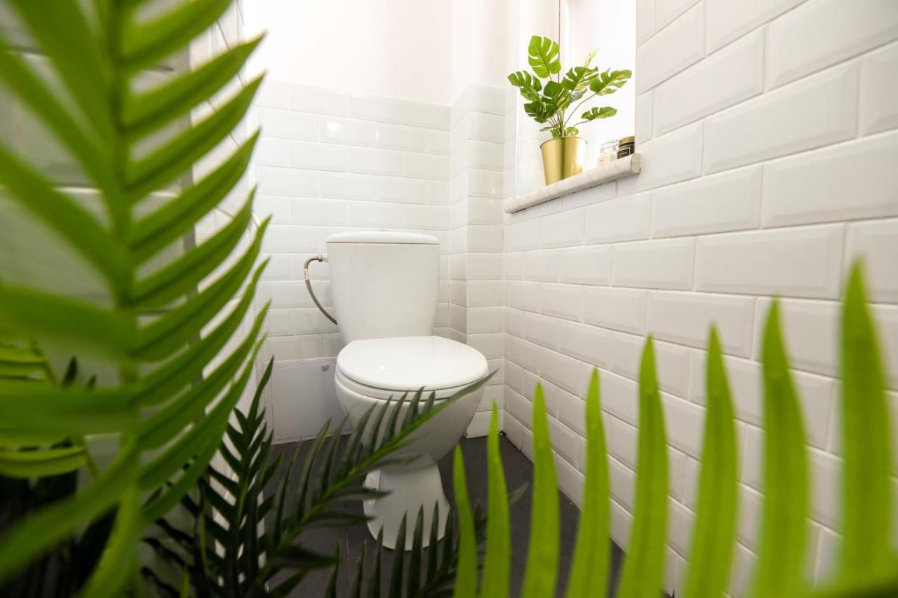 Cozy 1Br Escape - Apartment With Charming Balcony Near Universitate Бухарест Экстерьер фото